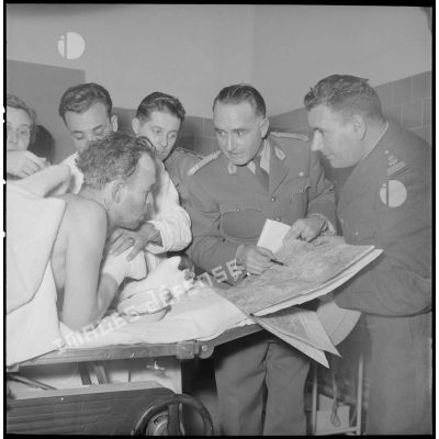 Interrogatoire d'un sergent blessé à l'Hôpital Maillot par des officiers après l'attaque de la côte 616.