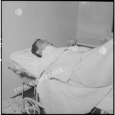 Soldat blessé lors de l'attaque de la côte 616 reçevant des soins à l'Hôpital militaire Maillot d'Alger.