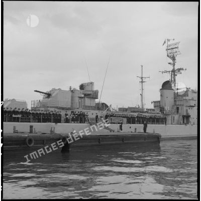 L'équipage de l'escorteur Brestois au poste de bande à tribord dans le port d'Alger.