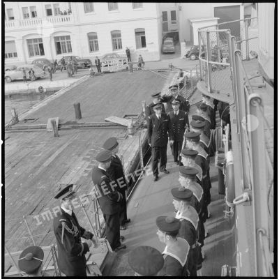 Revue de l'équipage de l'escorteur rapide Le Brestois par le vice-amiral Auboyneau dans le port d'Alger.