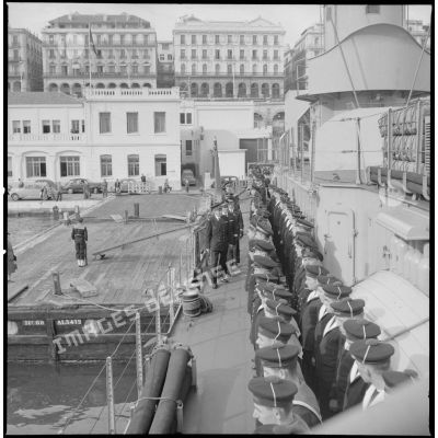 Revue de l'équipage de l'escorteur rapide Le Brestois par le vice-amiral Auboyneau dans le port d'Alger.