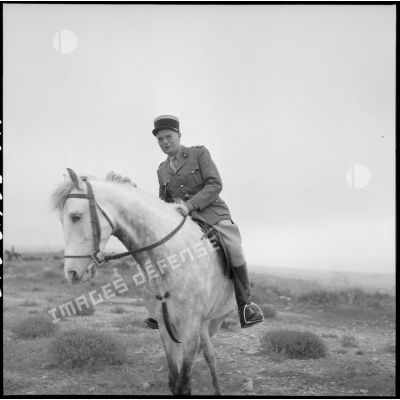 Commandant du 31e Groupe vétérinaire (GV) sur son cheval dans le djebel près de Mostaganem.