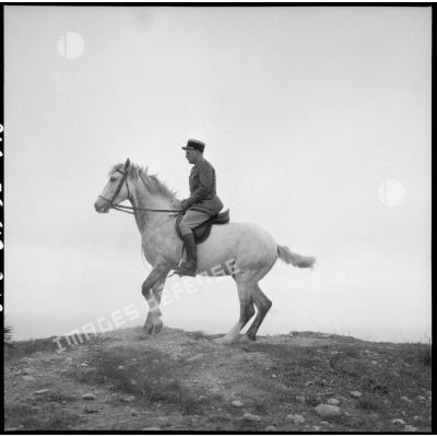 Commandant du 31e Groupe vétérinaire (GV) sur son cheval dans le djebel près de Mostaganem.