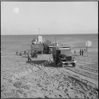 Débarquement de véhicules sur la plage d'Arzew lors d'un exercice du 2e régiment de zouaves (RZ).