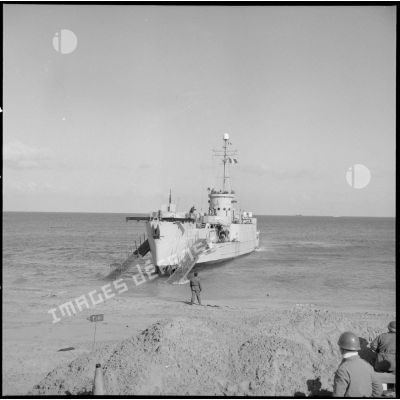 Débarquement d'un Landing craft infantry (LCI), le Cheliff, sur une plage d'Arzew lors d'un exercice du 2e régiment de Zouaves (RZ).
