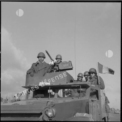 Convoi de véhicules légers Scout car M3A1 du 2e régiment de zouaves (RZ) rentrant au camp d'Arzew après un exercice.