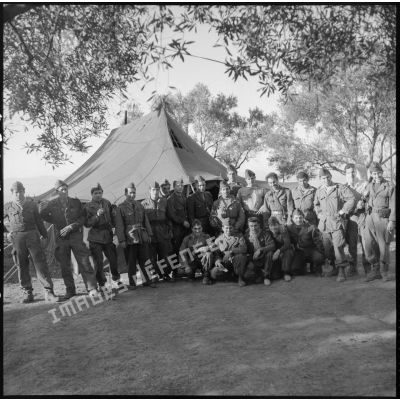 Portrait de groupe de la Compagnie rurale n° 227 devant leur campement à Zelboun.