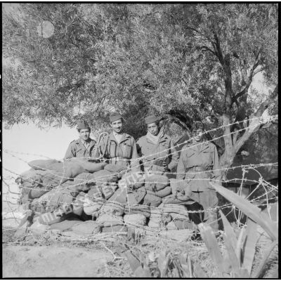 Soldats de la compagnie rurale n°227 posant derrière un poste de surveillance à Zelboun.