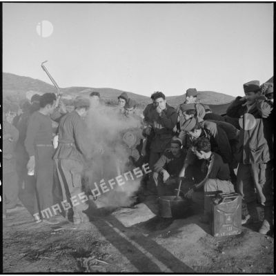 Préparation du repas par les soldats au campement de la compagnie rurale n°227 à Beni Mester.