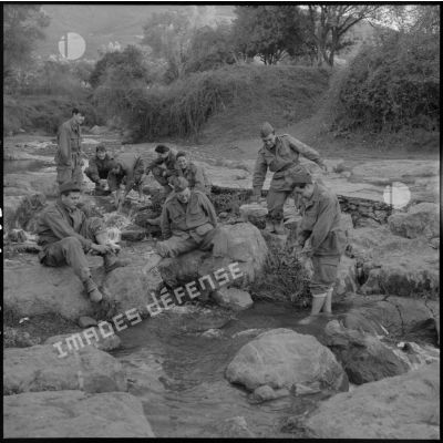Moment de détente au bord de la rivière pour les soldats de la compagnie rurale n°227 à Zelboun.