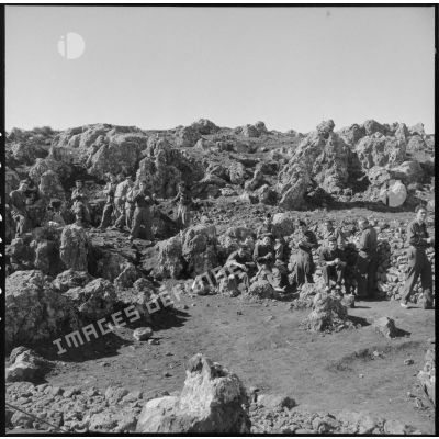 Repas des soldats du 1/403e régiment d'artillerie aérienne (403e RAA) dans le djebel près de Mefrouch el Aoured.