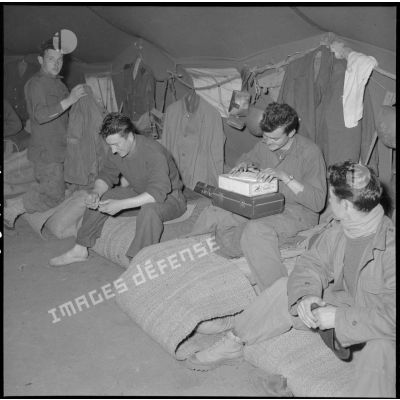 Repos à l'abri d'une tente au campement du 1/403e régiment d'artillerie aérienne (403e RAA) à Mefrouch el Aoured, zone opérationnelle de Tlemcen.