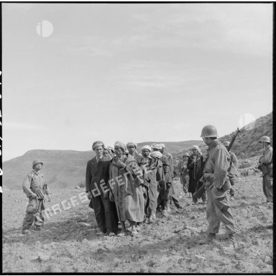 Regroupement des prisonniers algériens arrêtés lors d'une opération du 110e régiment d'infanterie motorisée (RIM) dans la vallée d'Oued Masser.