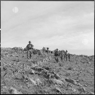 Progression du 110e régiment d'infanterie motorisée (RIM) lors d'une opération dans la vallée d'Oued Masser.