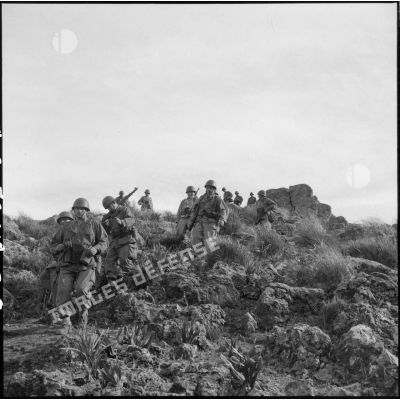 Progression du 110e régiment d'infanterie motorisée (RIM) lors d'une opération dans la vallée d'Oued Masser.