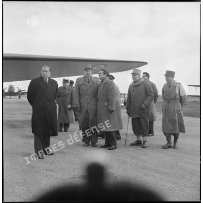 Arrivée du président du conseil, Guy Mollet, sur une base aérienne de la région de Constantine.
