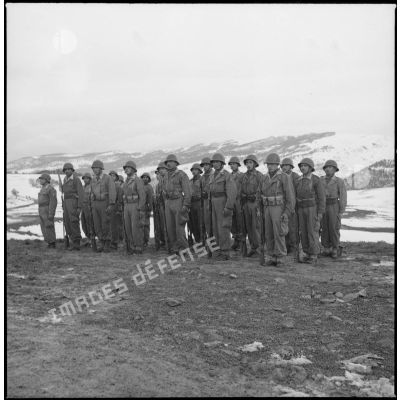 Soldats au garde-à-vous lors d'une visite de Guy Mollet dans un poste militaire du Constantinois.
