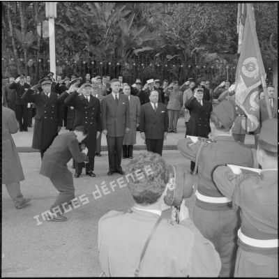 Salut au drapeau du 9e régiment de Zouaves (RZ) par le gouverneur général Robert Lacoste accompagné d'autorités à Alger.<br>