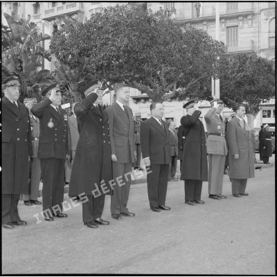 Salut au drapeau du 9e régiment de Zouaves (RZ) par le gouverneur général Robert Lacoste accompagné d'autorités à Alger.
