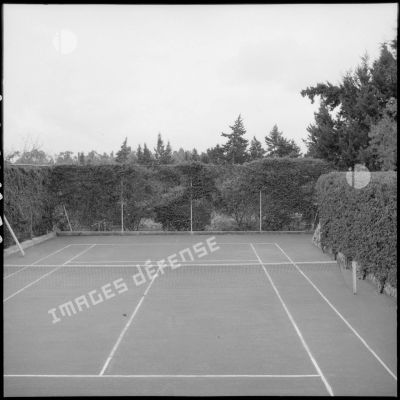 Vue sur le terrain de tennis sur la propriété de la villa Cottage à El-Biar.
