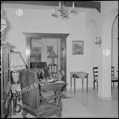 Vue intérieure d'une pièce de la villa Cottage à El-Biar.