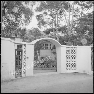 Vue sur l'entrée de la propriété de la villa Cottage à El-Biar.