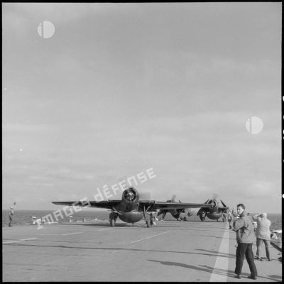 Catapultage d'avions bombardiers Grumman TBM-3S Avenger sur le pont d'envol du porte-avions l'Arromanches lors d'un exercice en Méditerranée.