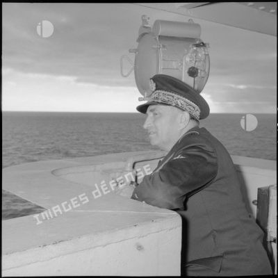 Surveillance de l'appontage par le contre-amiral Caron lors d'un exercice sur le porte-avions l'Arromanches en Méditerranée.