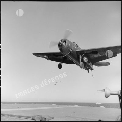 Appontage d'un avion bombardier Grumman TBM-3S Avenger sur le porte-avions l'Arromanches lors d'un exercice en Méditerranée.