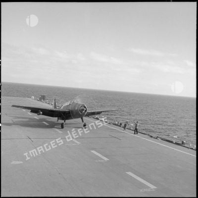 Catapultage d'un bombardier Grumman TBM-3S Avenger sur le pont d'envol du porte-avions l'Arromanches lors d'un exercice en Méditerranée.