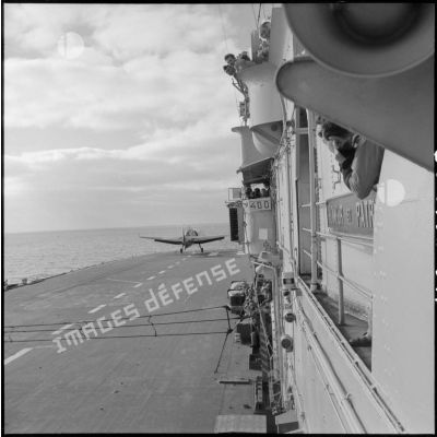 Catapultage d'un bombardier Grumman TBM-3S Avenger sur le pont d'envol du porte-avions l'Arromanches lors d'un exercice en Méditerranée.