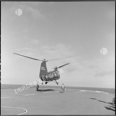Décolage d'un hélicoptère Piasecki HUP-2 Retriever sur le port d'envol du porte-avions l'Arromanches lors d'un exercice en Méditerranée.