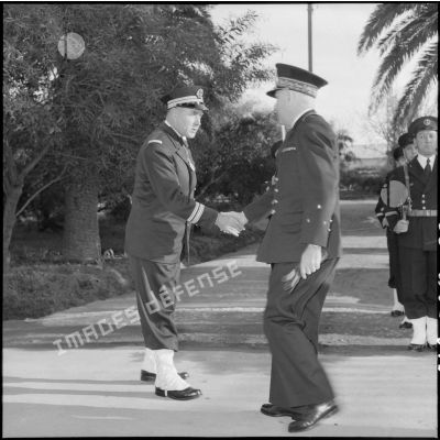Poignée de main entre un capitaine de frégate et le vice-amiral Mariani, commandant du groupe des Ecoles lors d'une visite au centre Sirocco.