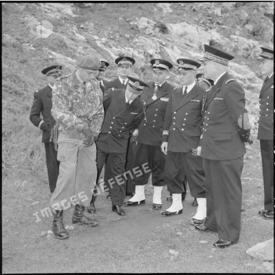 Instructeur commando montrant au vice-amiral Mariani un noeud de huit utilisé pour les exercices d'escalade des fusiliers du camp Sirocco.