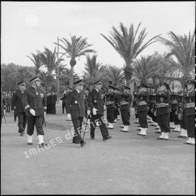 Revue de troupes des fusiliers marins du centre Sirocco par le vice-amiral Mariani et le vice-amiral Auboyneau.