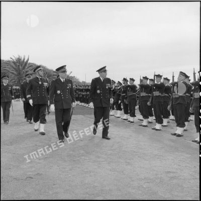 Revue de troupes des fusiliers marins du centre Sirocco par le vice-amiral Mariani et le vice-amiral Auboyneau.