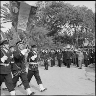 Défilé du drapeau des fusiliers-marins cloturant une prise d'armes au centre Sirocco.