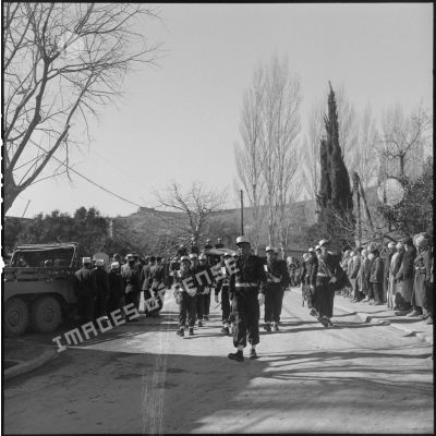 Cortège funéraire lors des obsèques de deux légionnaires du 3e régiment étranger d'infanterie à Arris (Aurès).