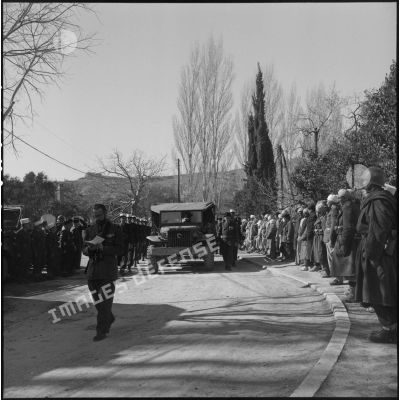 Cortège funéraire lors des obsèques de deux légionnaires du 3e régiment étranger d'infanterie à Arris (Aurès).