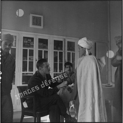 Assistance médicale gratuite par le médecin du 3e régiment étranger d'infanterie (REI) auprès de la population d'Arris (Aurès).