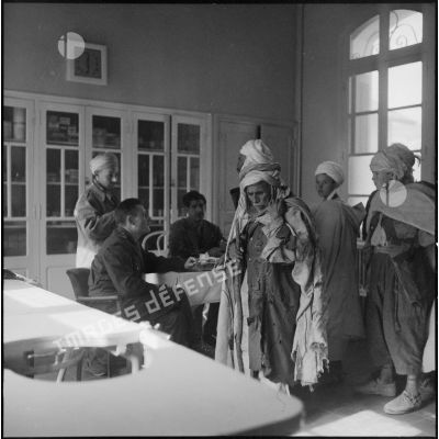 Assistance médicale gratuite par le médecin du 3e régiment étranger d'infanterie (REI) auprès de la population d'Arris (Aurès).