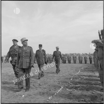 Revue des troupes du 3e régiment étranger d'infanterie (REI) par le général Paul Vanuxem lors d'une visite d'inspection à Arris (Aurès).