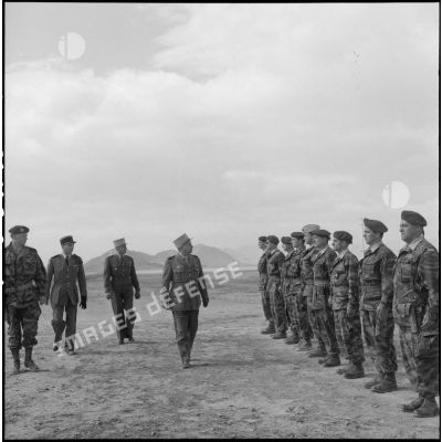 Revue des troupes du 3e régiment étranger d'infanterie (REI) par le général Paul Vanuxem lors d'une visite d'inspection à Arris (Aurès).