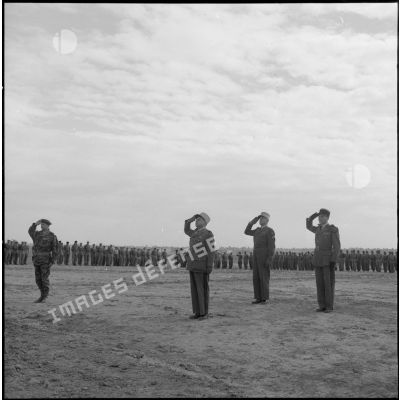 Salut au drapeau par le général Vanuxem accompagné d'autorités militaires au cantonnement du 3e régiment étranger d'infanterie (REI) à Arris.