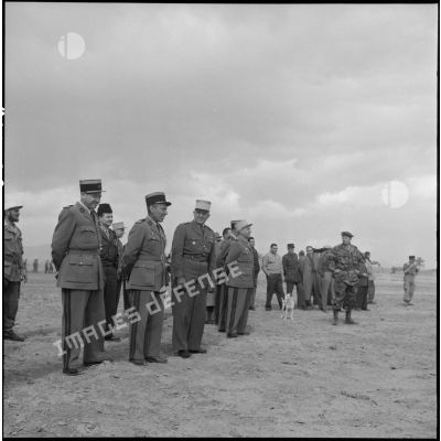 Le général Vanuxem accompagné d'autorités militaires observant l'entrainement commando du 3e régiment étranger d'infanterie (REI) à Arris (Aurès).