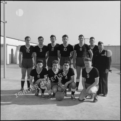 Portrait d'une équipe finaliste de bakset-ball au tournoi des sports collectifs de la Xe région militaire.