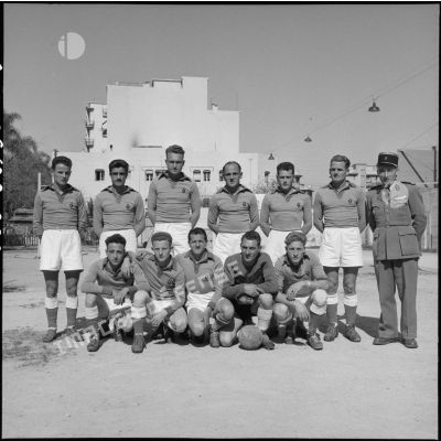 Une équipe de football finaliste du tournoi des sports collectifs de la Xe RM (Région militaire).