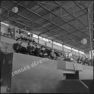 Officiers regardant la finale des sports collectifs de la Xe région militaire.