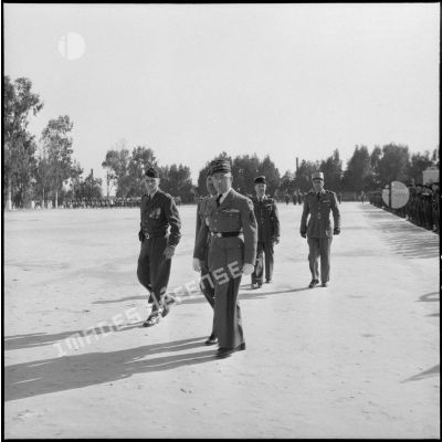 Revue des troupes des Transmissions par un général de division lors d'une cérémonie de remise de décorations en Algérie.