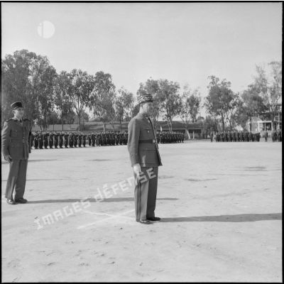 Le général Vailland, directeur des Transmissions de la Xe région militaire, après avoir reçu la cravate de la Légion d'honneur lors d'une cérémonie en Algérie.